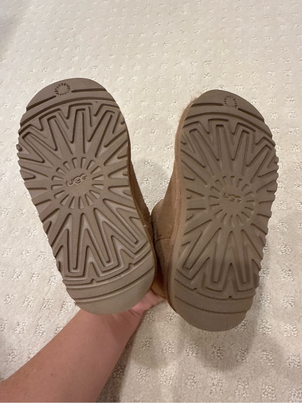 UGG Kids Classic Mini Bailey Button Chestnut Sheepskin Boots Size 9 - Picture 5 of 8